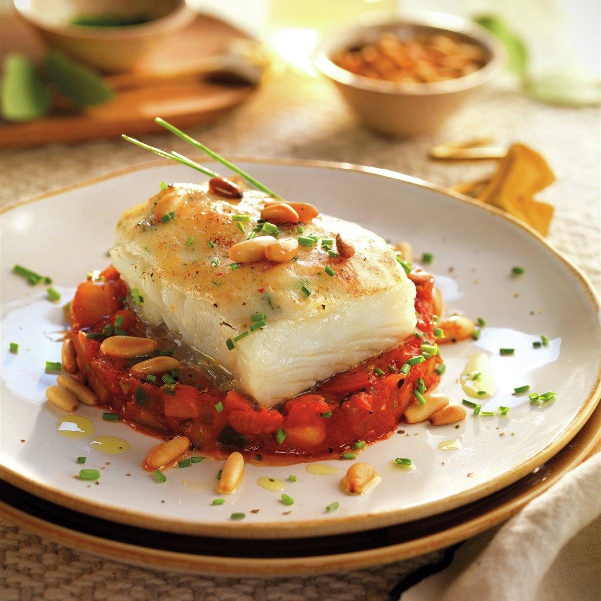 Bacalao gratinado con alioli suave sobre cama de pisto